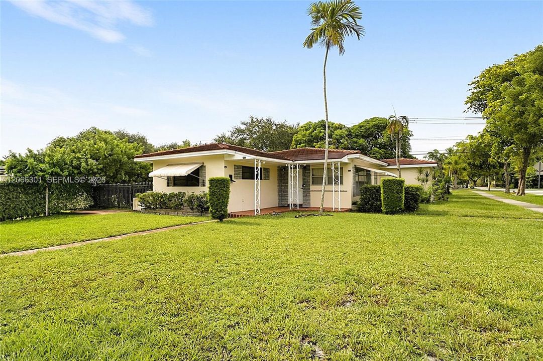 Active With Contract: $489,990 (2 beds, 2 baths, 1539 Square Feet)