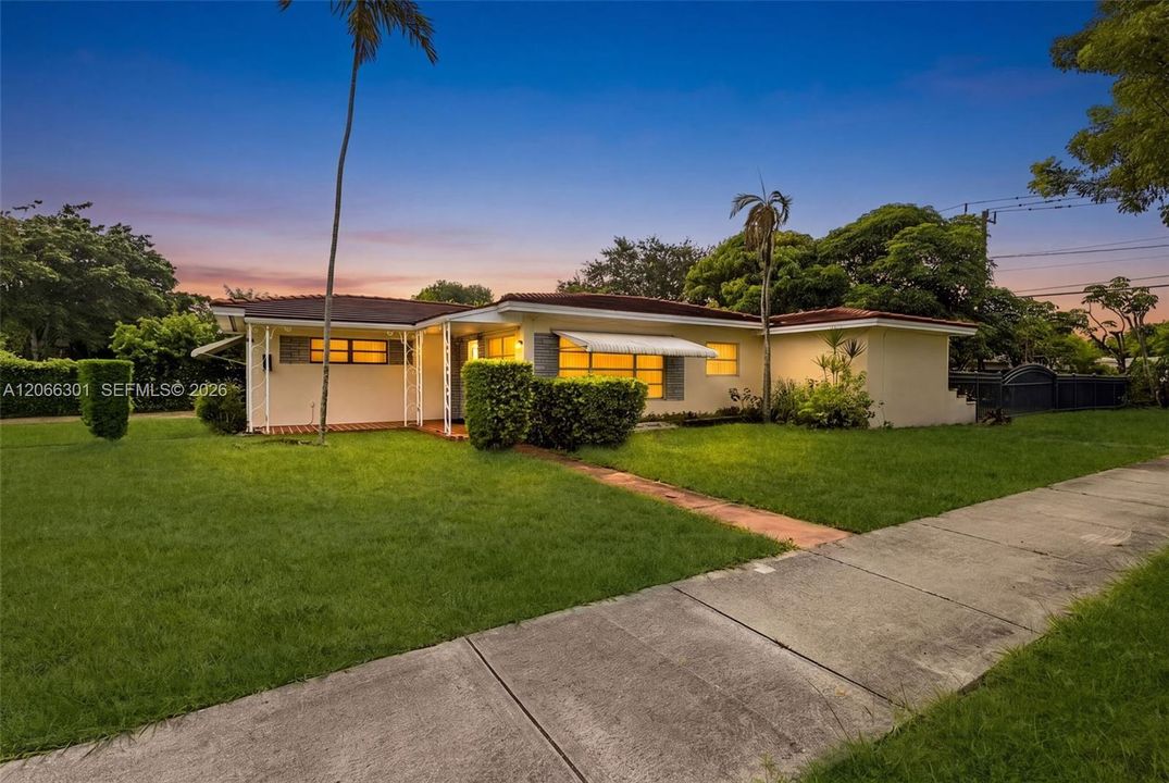 Active With Contract: $489,990 (2 beds, 2 baths, 1539 Square Feet)