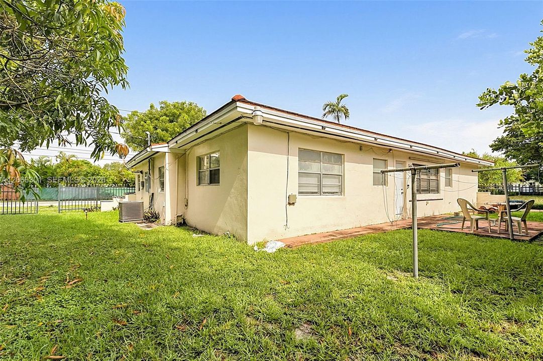 Active With Contract: $489,990 (2 beds, 2 baths, 1539 Square Feet)
