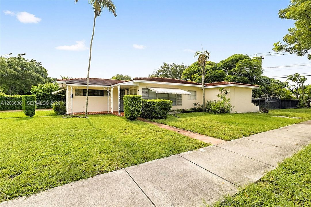 Active With Contract: $489,990 (2 beds, 2 baths, 1539 Square Feet)