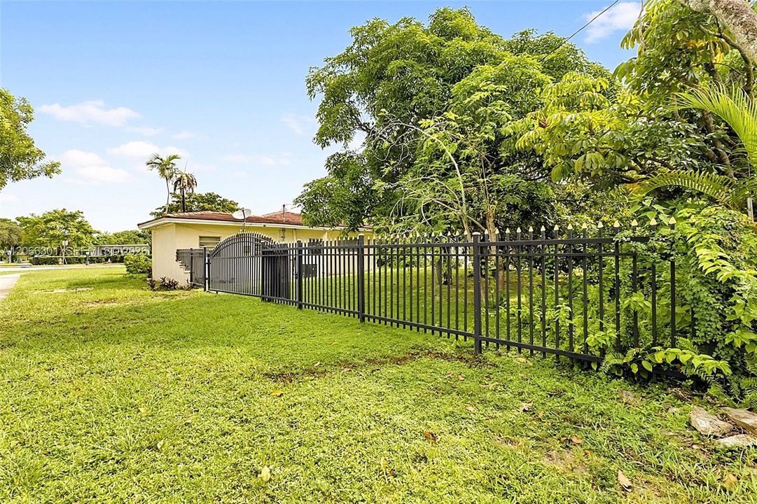 Active With Contract: $489,990 (2 beds, 2 baths, 1539 Square Feet)