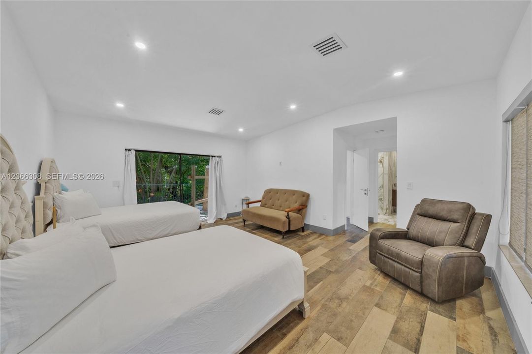 For Sale: $4,595,000 (7 beds, 5 baths, 4755 Square Feet)