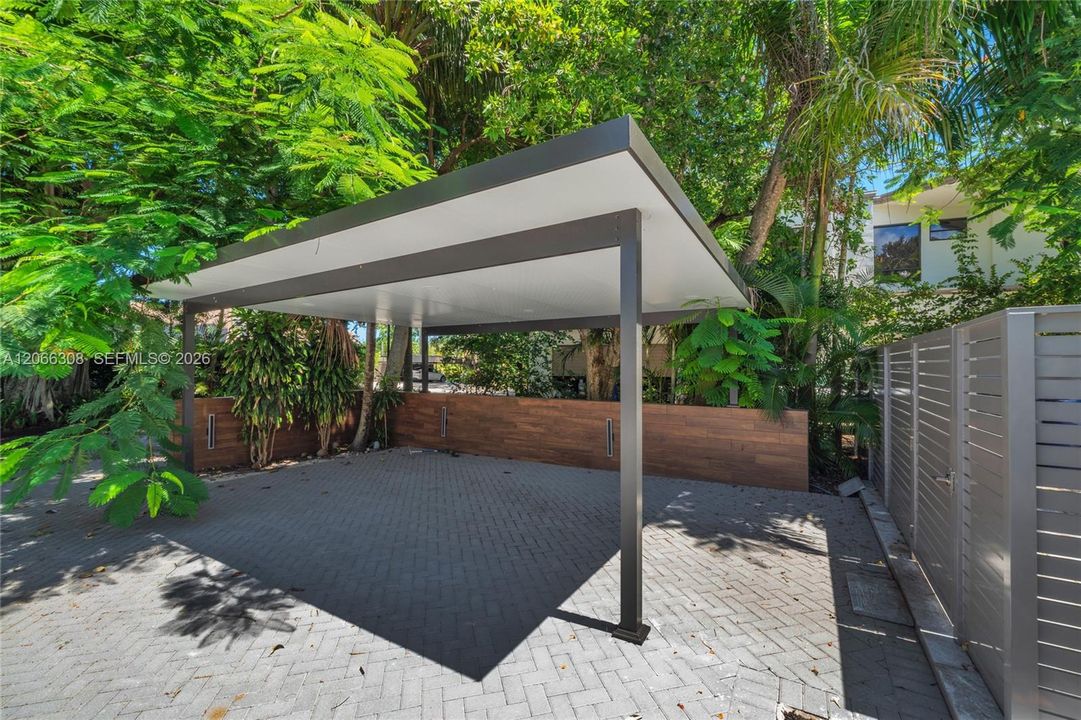 For Sale: $4,595,000 (7 beds, 5 baths, 4755 Square Feet)