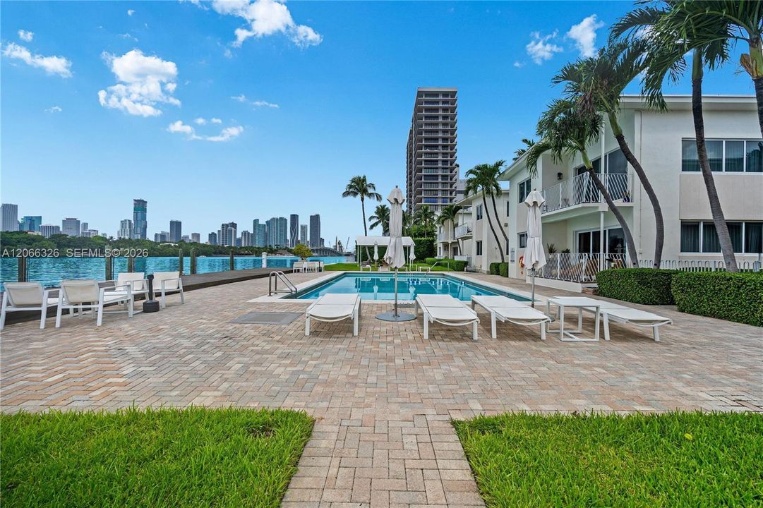 For Sale: $399,000 (1 beds, 1 baths, 664 Square Feet)