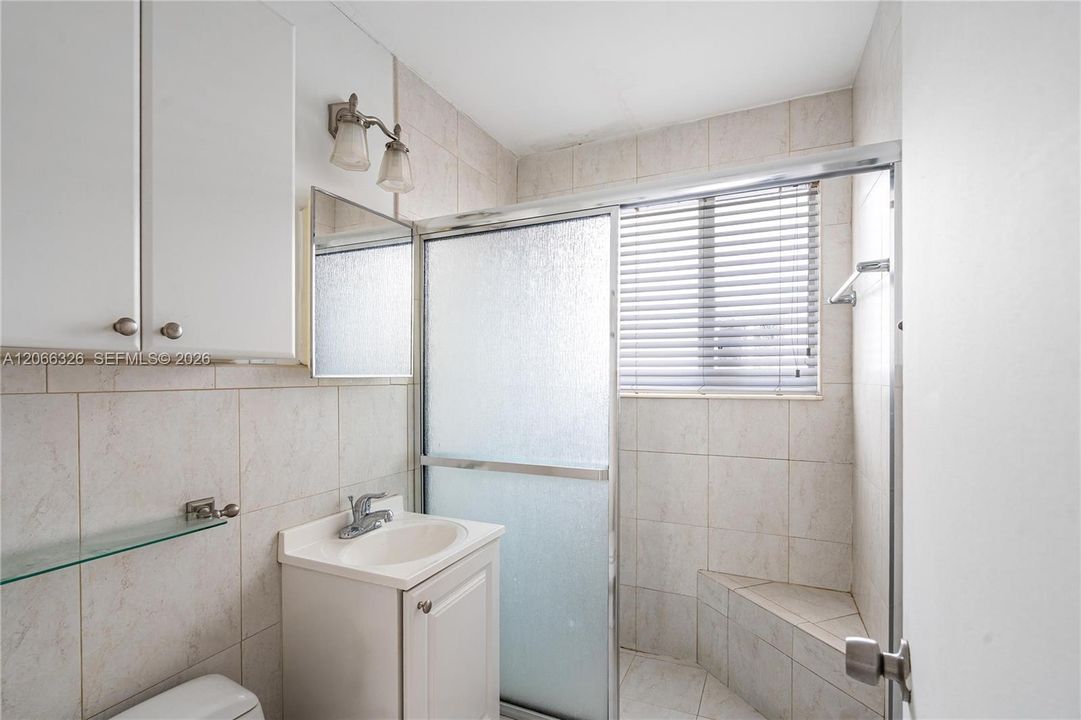 For Sale: $399,000 (1 beds, 1 baths, 664 Square Feet)