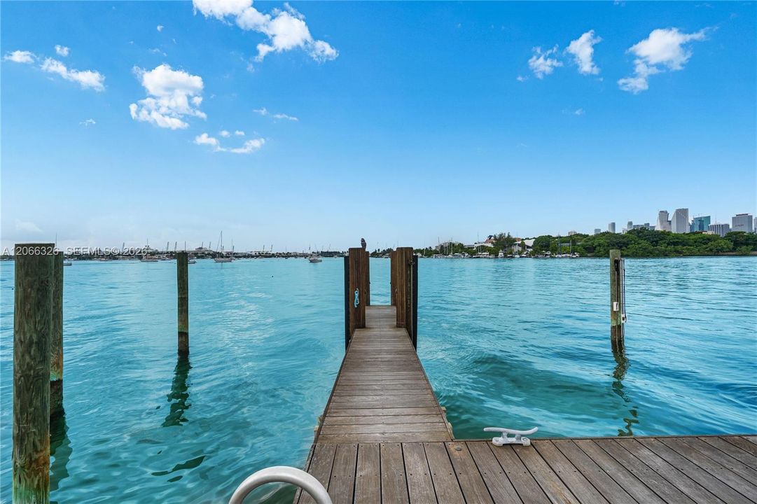 For Sale: $399,000 (1 beds, 1 baths, 664 Square Feet)