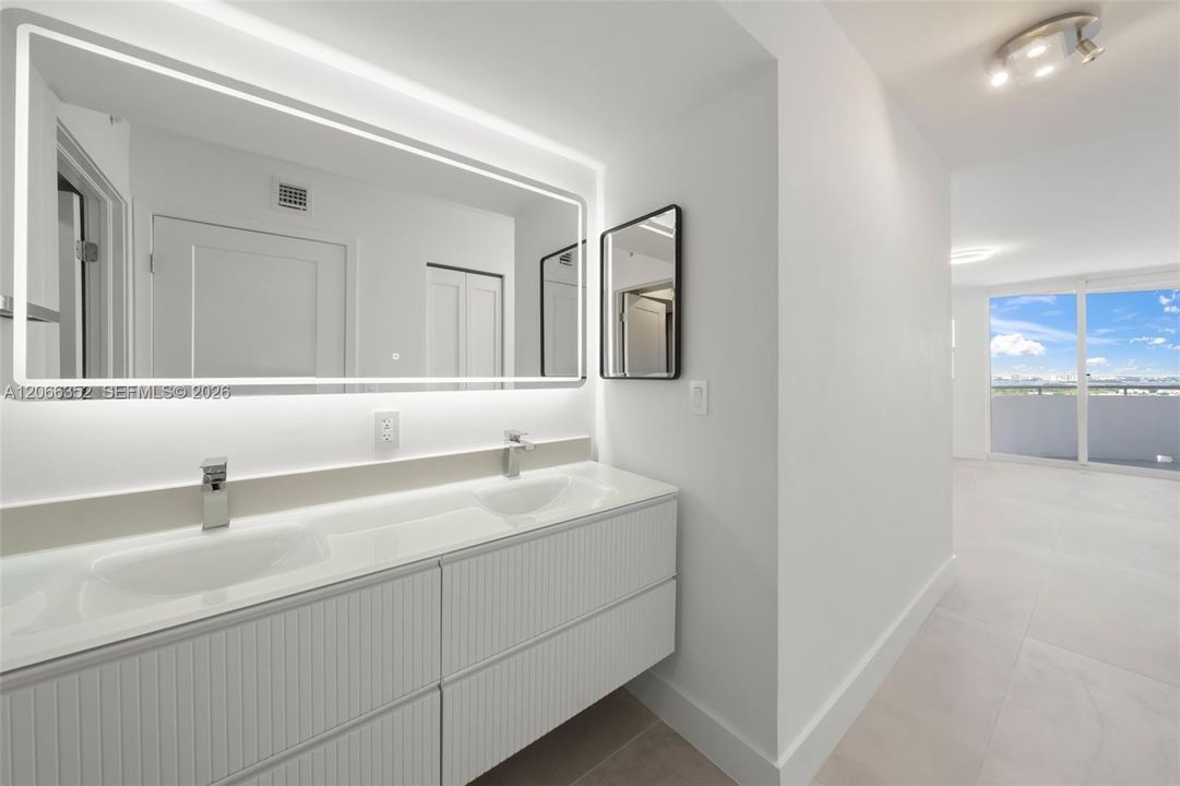 For Sale: $1,190,000 (2 beds, 2 baths, 1340 Square Feet)