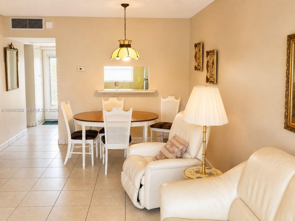 Active With Contract: $1,350 (1 beds, 1 baths, 684 Square Feet)
