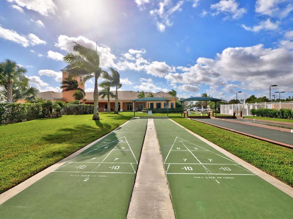 The Lakes Amenities