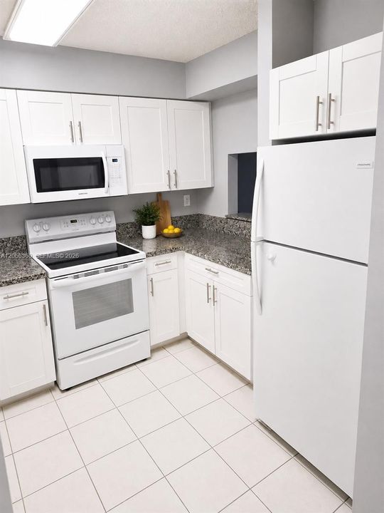 For Sale: $275,000 (2 beds, 2 baths, 912 Square Feet)