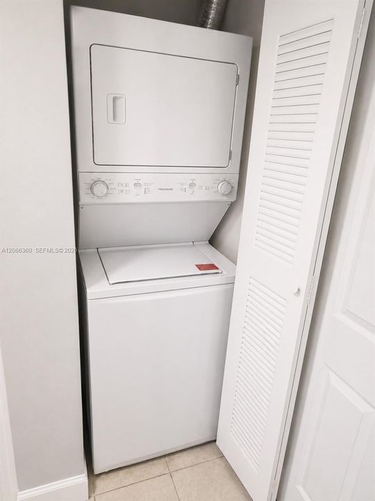 For Sale: $275,000 (2 beds, 2 baths, 912 Square Feet)