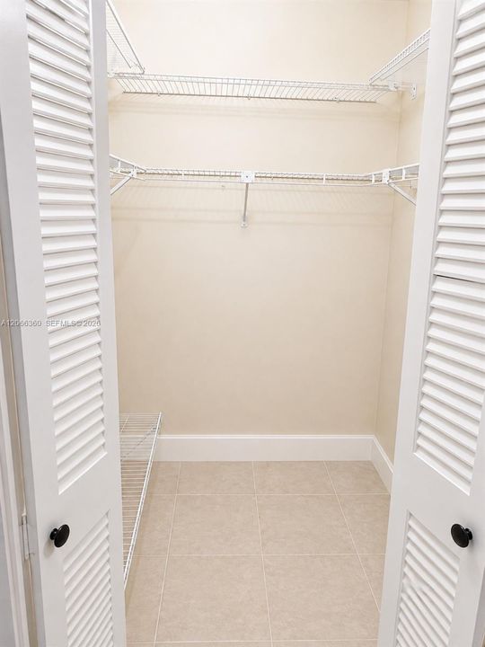 For Sale: $275,000 (2 beds, 2 baths, 912 Square Feet)