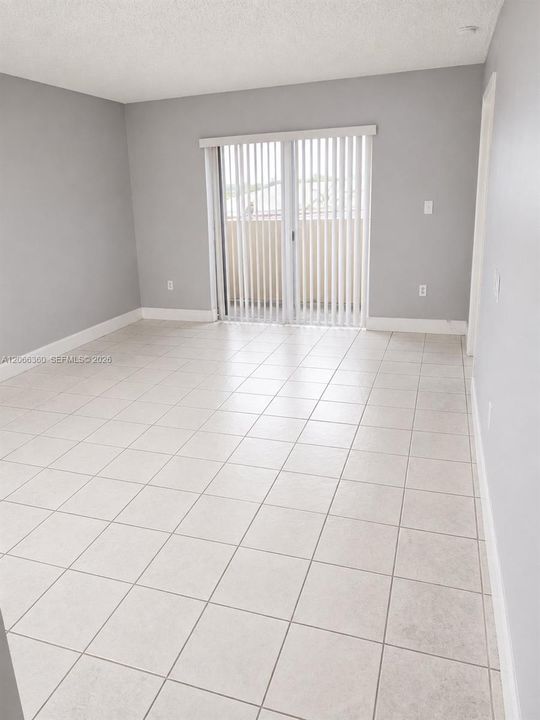 For Sale: $275,000 (2 beds, 2 baths, 912 Square Feet)