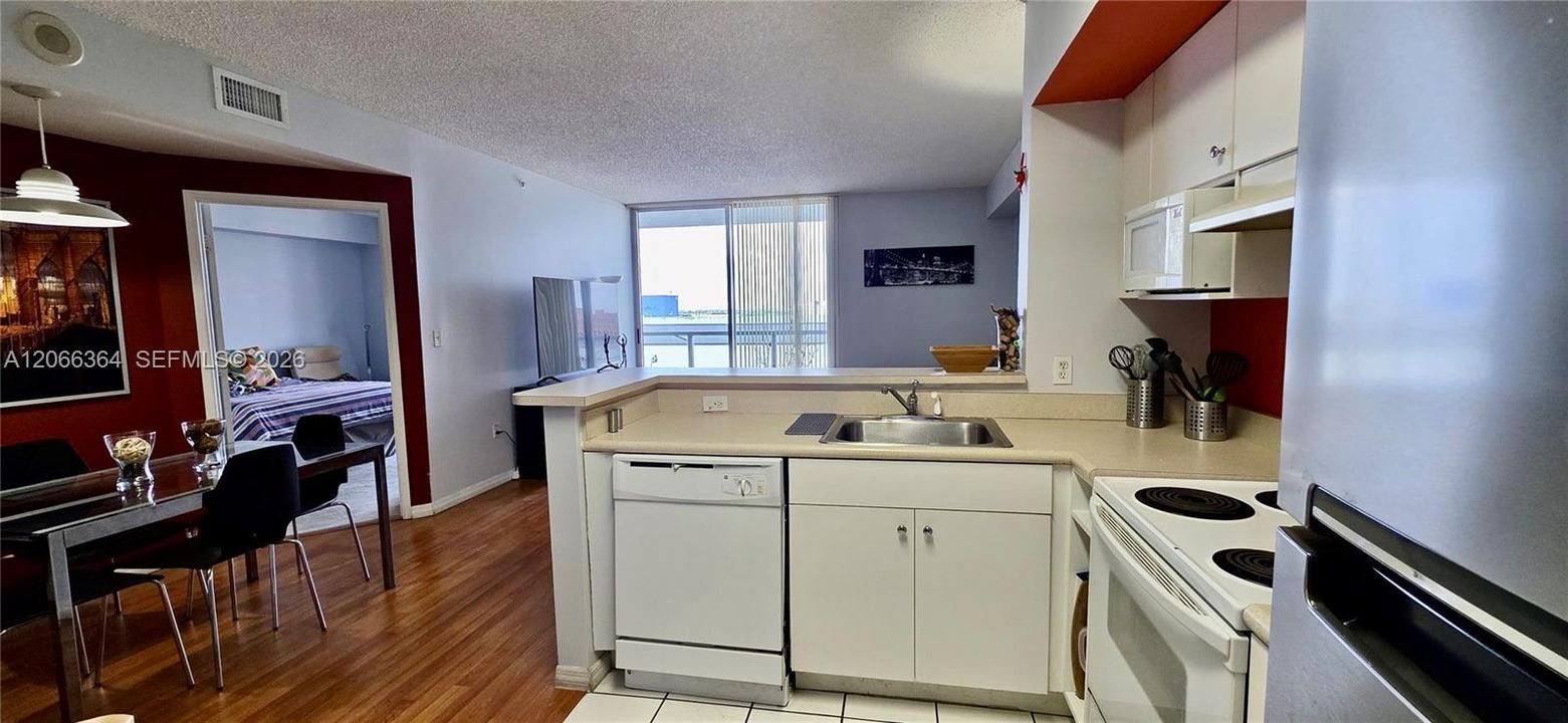 For Sale: $270,000 (1 beds, 1 baths, 685 Square Feet)