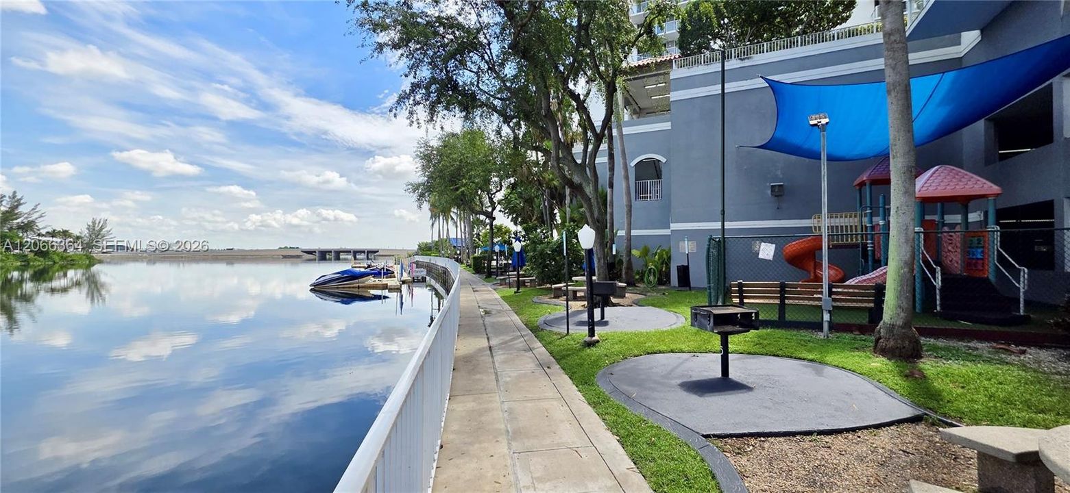 For Sale: $270,000 (1 beds, 1 baths, 685 Square Feet)