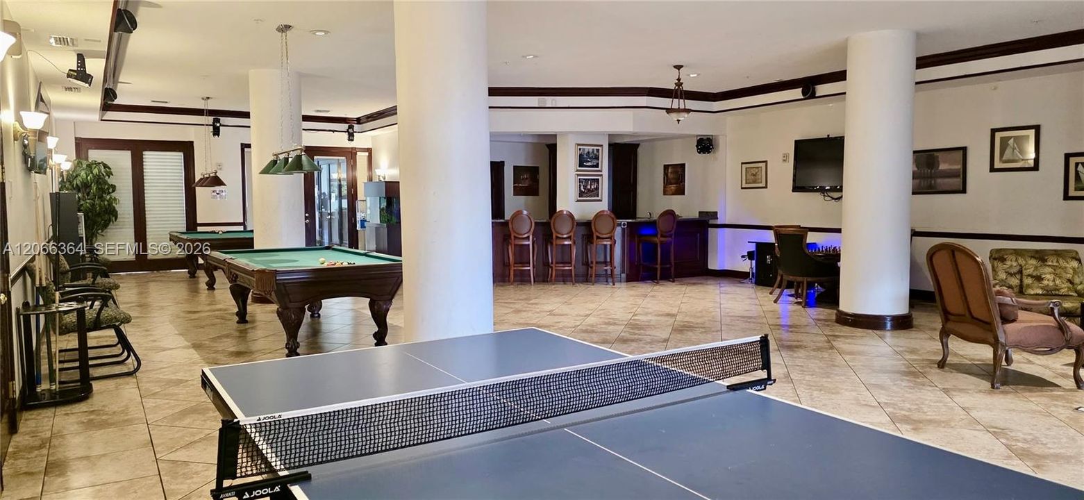 For Sale: $270,000 (1 beds, 1 baths, 685 Square Feet)