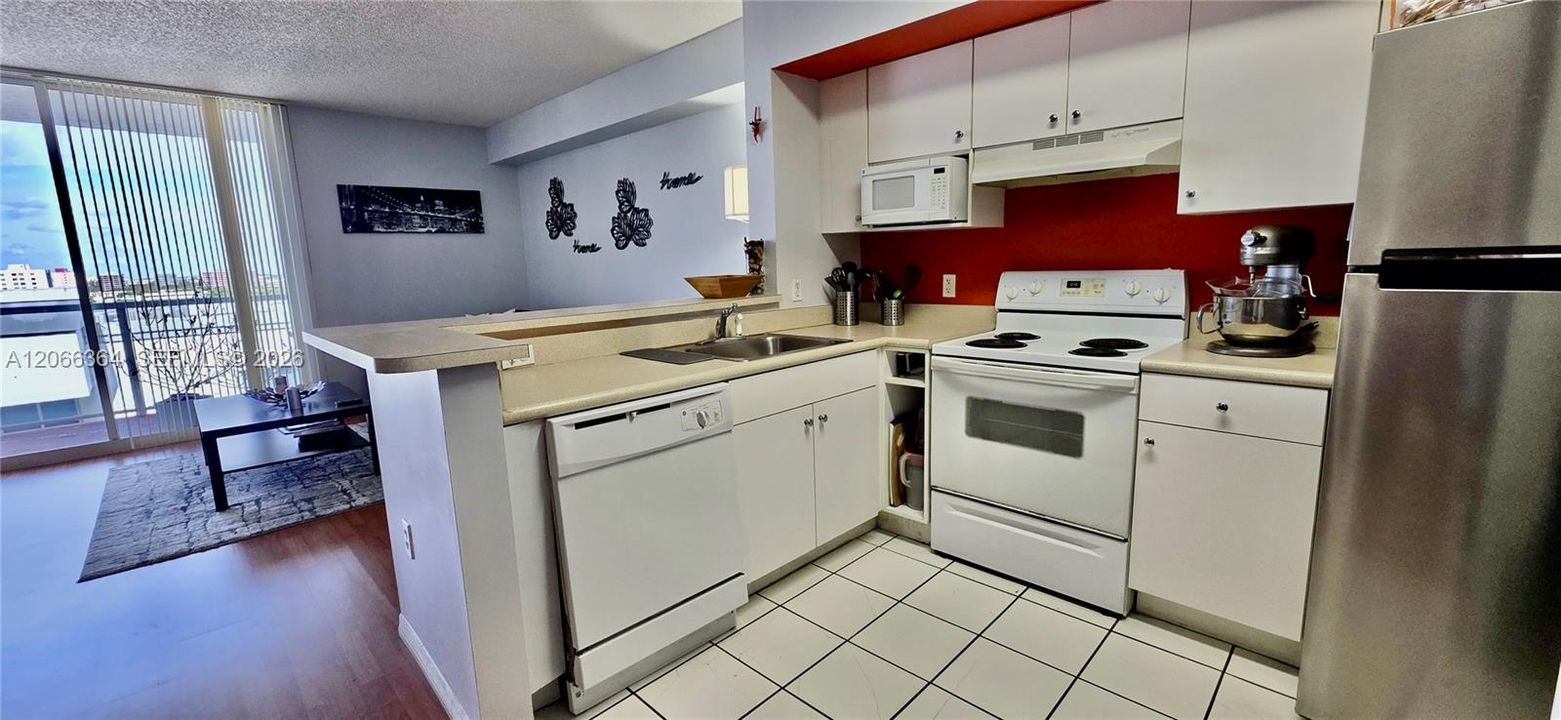 For Sale: $270,000 (1 beds, 1 baths, 685 Square Feet)