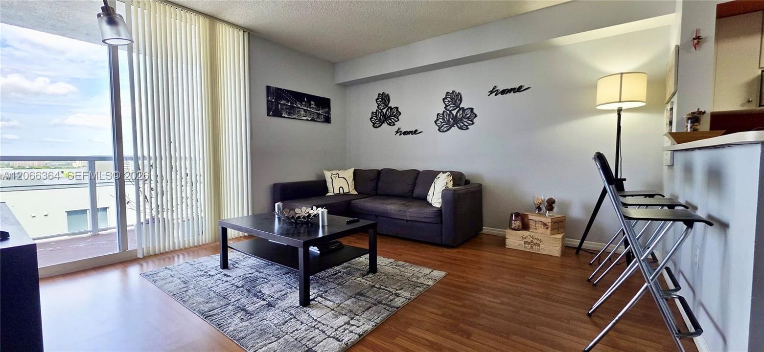 For Sale: $270,000 (1 beds, 1 baths, 685 Square Feet)