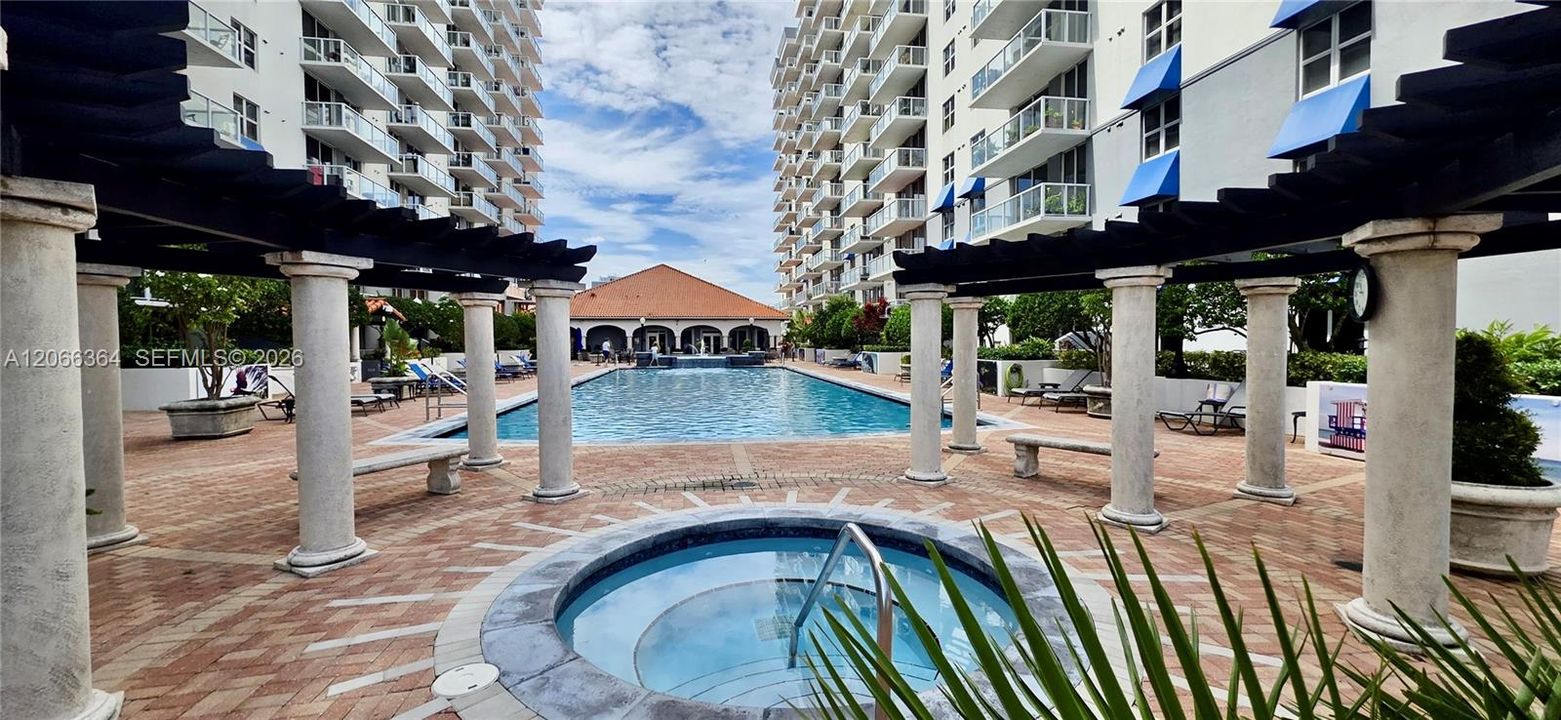 For Sale: $270,000 (1 beds, 1 baths, 685 Square Feet)