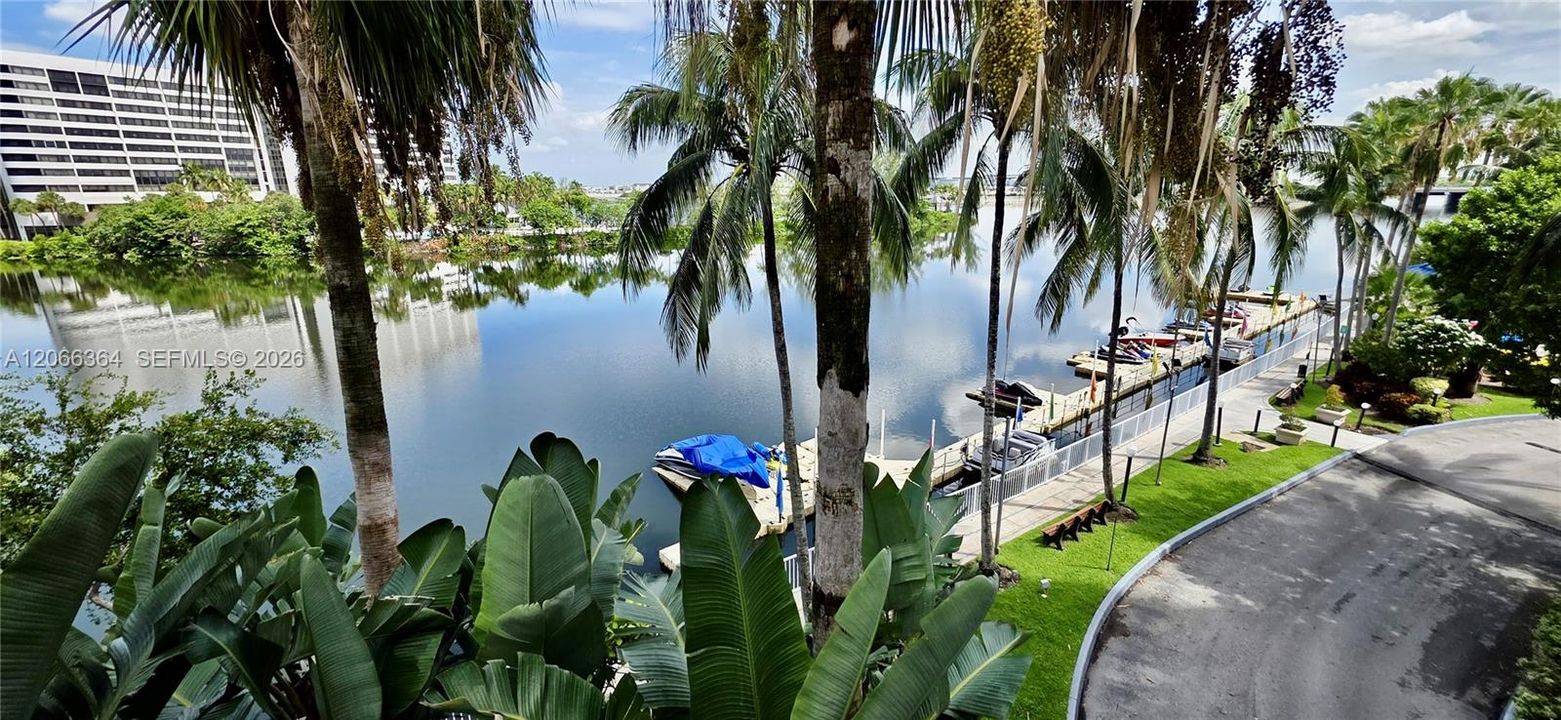 For Sale: $270,000 (1 beds, 1 baths, 685 Square Feet)