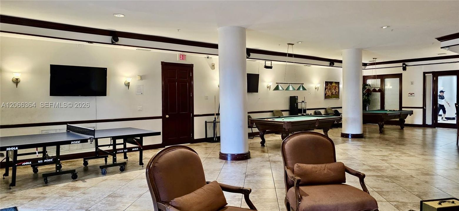 For Sale: $270,000 (1 beds, 1 baths, 685 Square Feet)