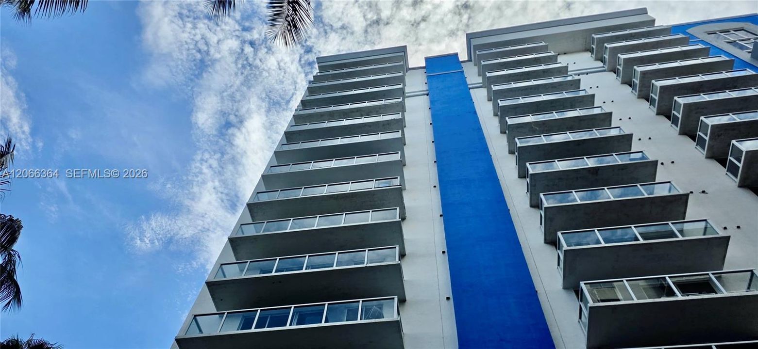 For Sale: $270,000 (1 beds, 1 baths, 685 Square Feet)