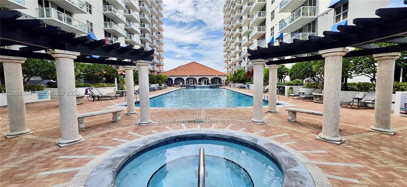 For Sale: $270,000 (1 beds, 1 baths, 685 Square Feet)