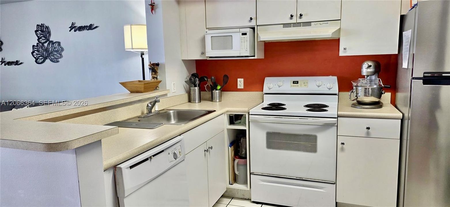 For Sale: $270,000 (1 beds, 1 baths, 685 Square Feet)