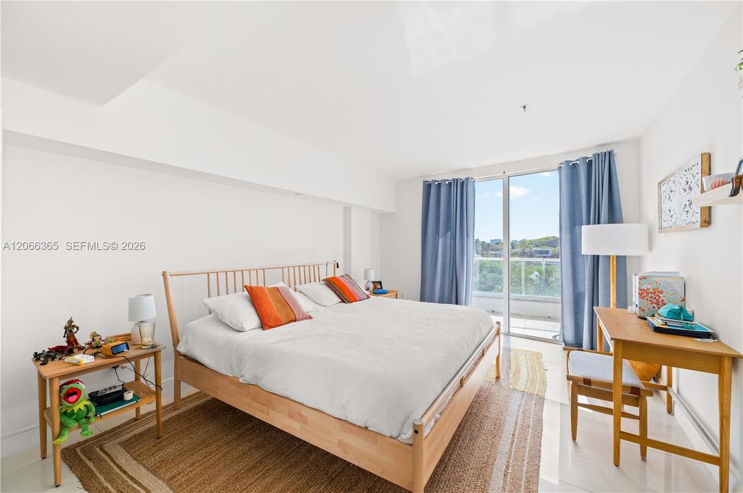 Active With Contract: $2,700 (1 beds, 1 baths, 924 Square Feet)