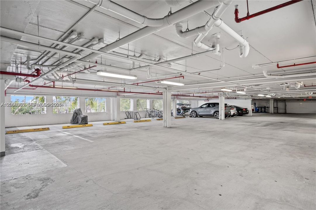 Active With Contract: $2,700 (1 beds, 1 baths, 924 Square Feet)