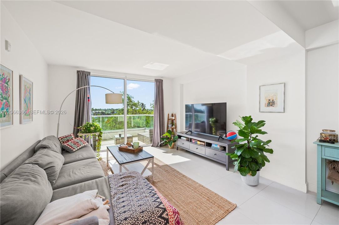 Active With Contract: $2,700 (1 beds, 1 baths, 924 Square Feet)
