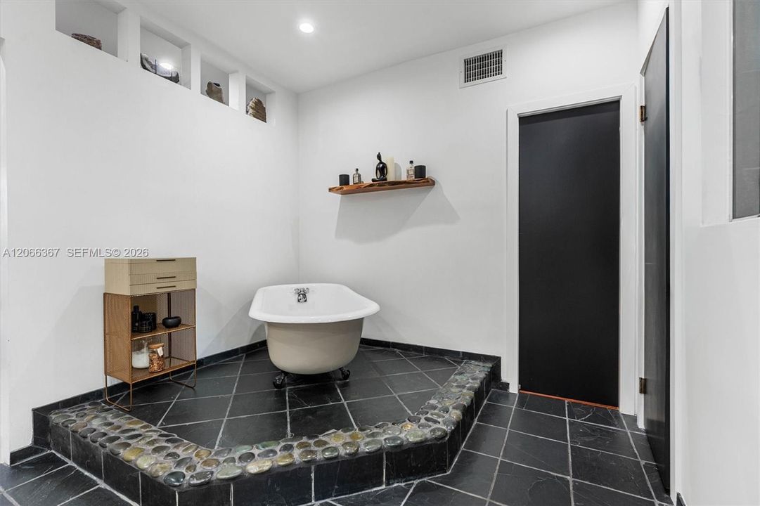 For Sale: $2,200,000 (3 beds, 3 baths, 1957 Square Feet)