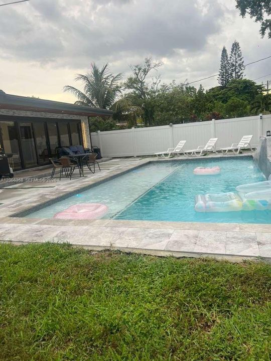 For Rent: $10,000 (5 beds, 3 baths, 2234 Square Feet)