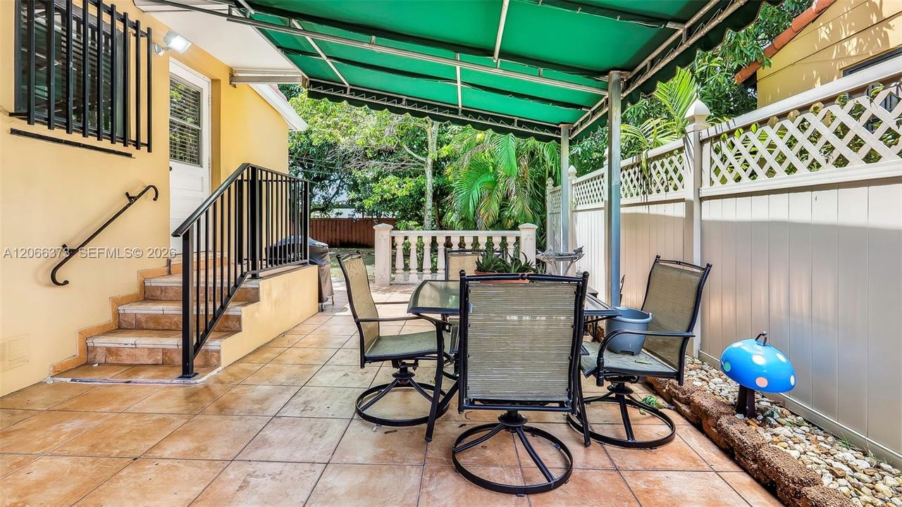 Active With Contract: $567,000 (3 beds, 1 baths, 1025 Square Feet)