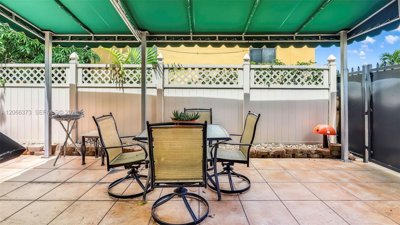 Active With Contract: $567,000 (3 beds, 1 baths, 1025 Square Feet)