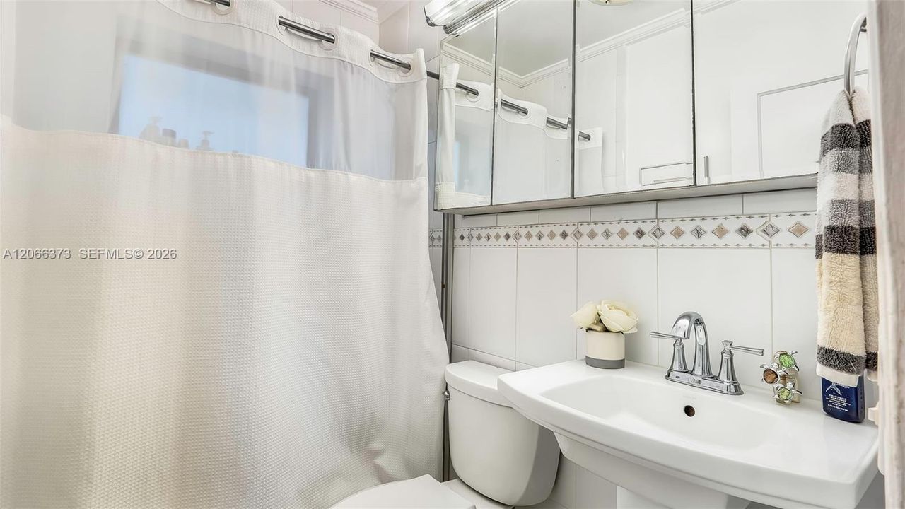 Active With Contract: $567,000 (3 beds, 1 baths, 1025 Square Feet)