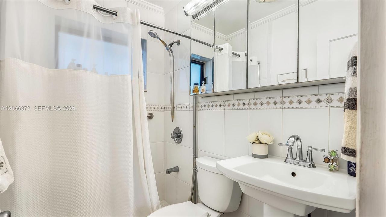Active With Contract: $567,000 (3 beds, 1 baths, 1025 Square Feet)