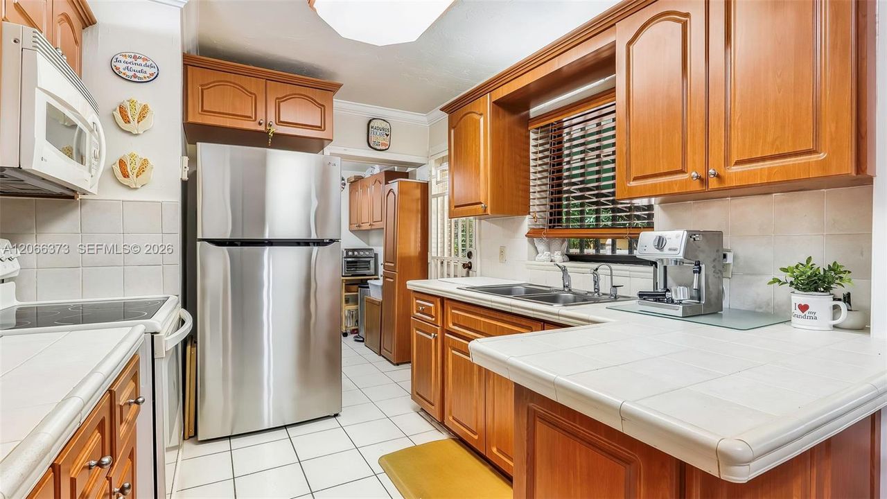 Active With Contract: $567,000 (3 beds, 1 baths, 1025 Square Feet)