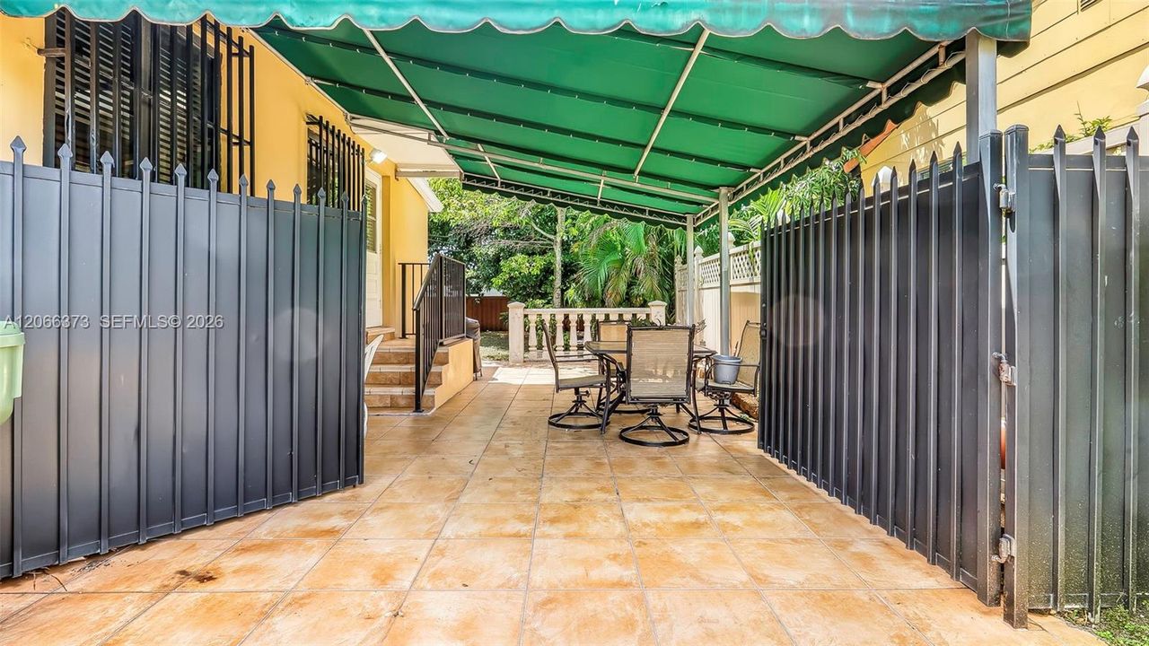 Active With Contract: $567,000 (3 beds, 1 baths, 1025 Square Feet)