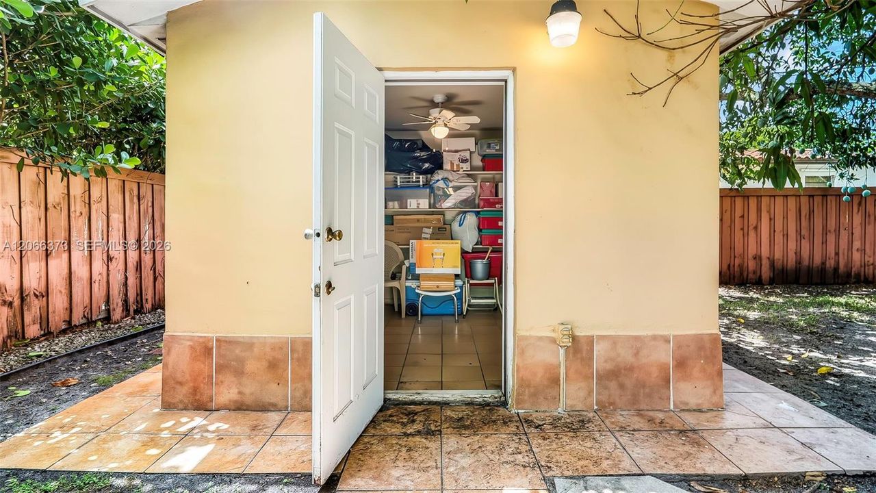 Active With Contract: $567,000 (3 beds, 1 baths, 1025 Square Feet)