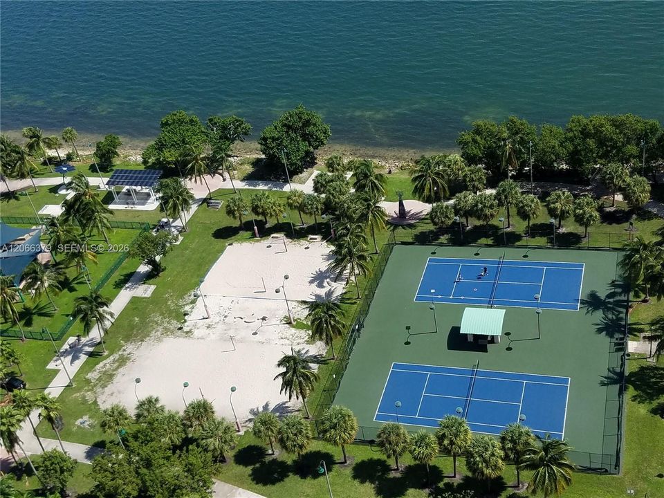 For Sale: $342,000 (1 beds, 1 baths, 821 Square Feet)
