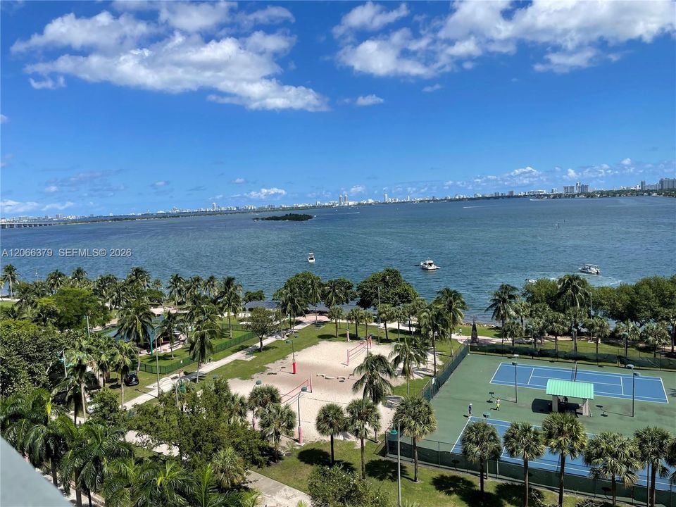 For Sale: $342,000 (1 beds, 1 baths, 821 Square Feet)