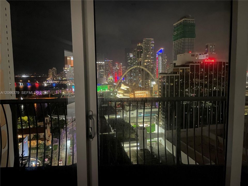 For Sale: $342,000 (1 beds, 1 baths, 821 Square Feet)
