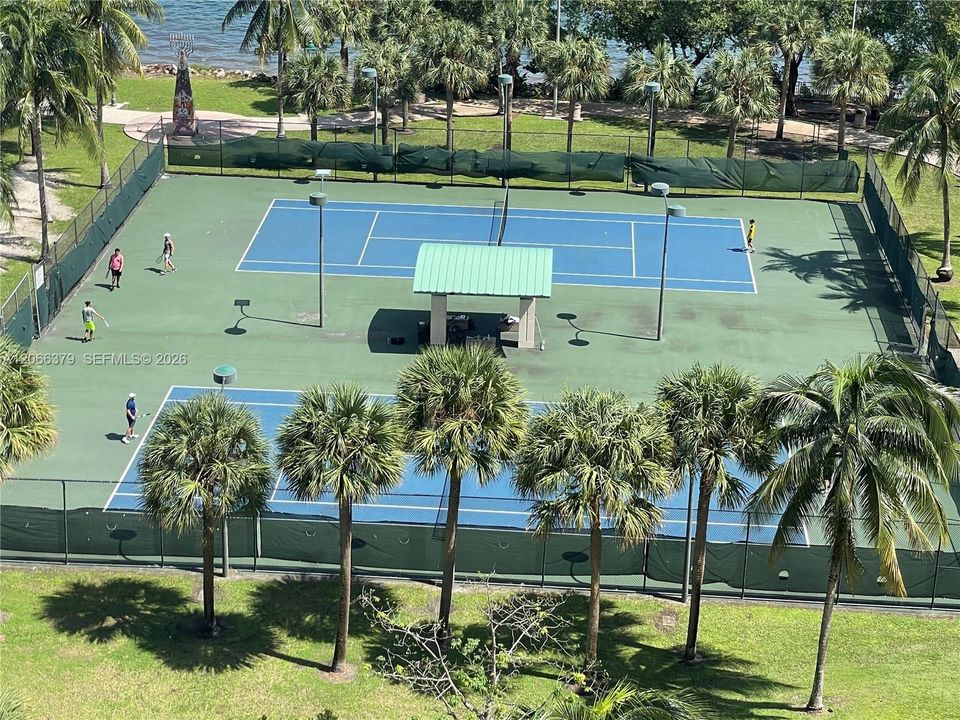 For Sale: $342,000 (1 beds, 1 baths, 821 Square Feet)