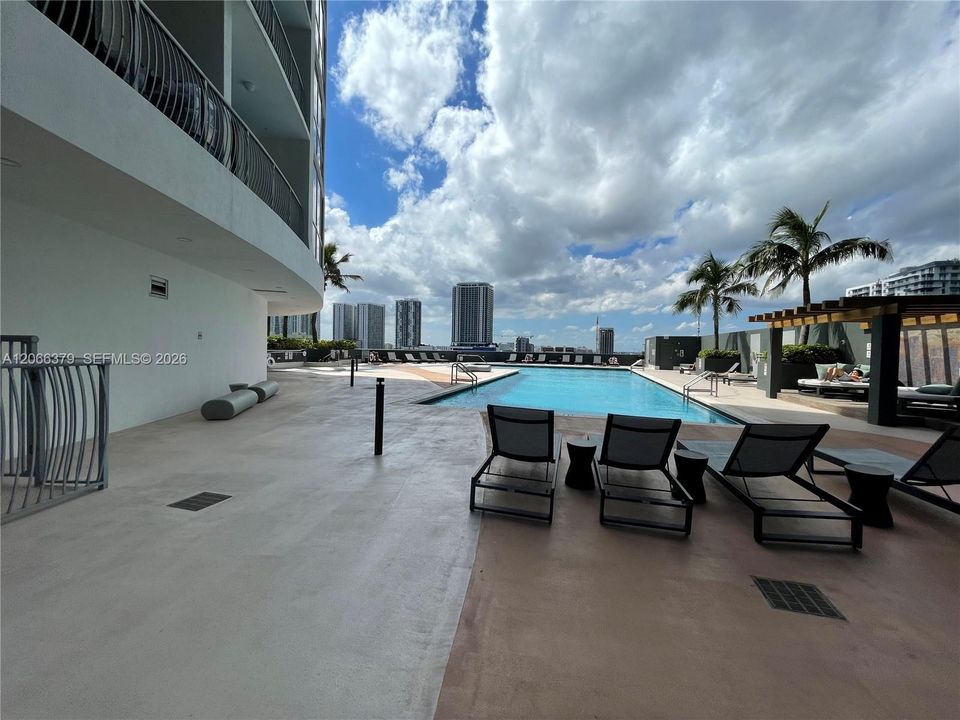 For Sale: $342,000 (1 beds, 1 baths, 821 Square Feet)