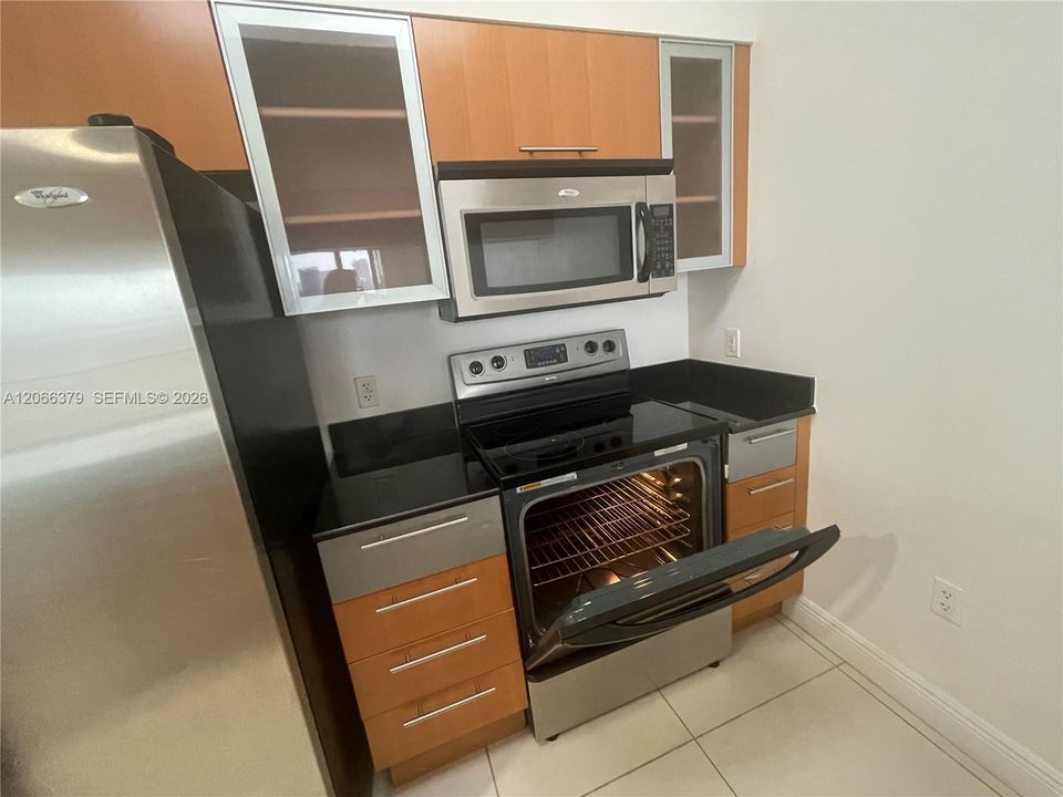 For Sale: $342,000 (1 beds, 1 baths, 821 Square Feet)