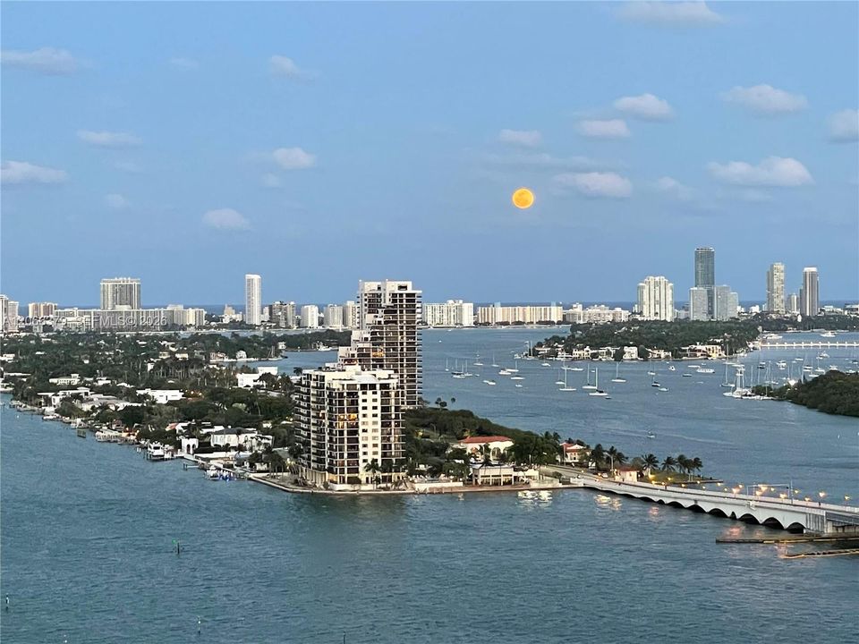 For Sale: $342,000 (1 beds, 1 baths, 821 Square Feet)