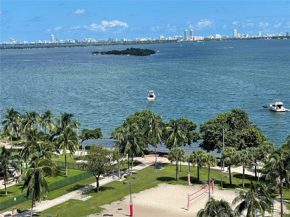 For Sale: $342,000 (1 beds, 1 baths, 821 Square Feet)