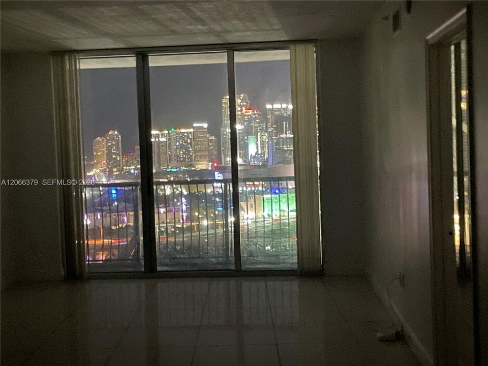 For Sale: $342,000 (1 beds, 1 baths, 821 Square Feet)
