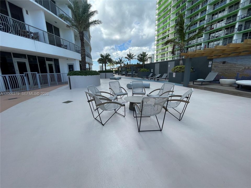 For Sale: $342,000 (1 beds, 1 baths, 821 Square Feet)